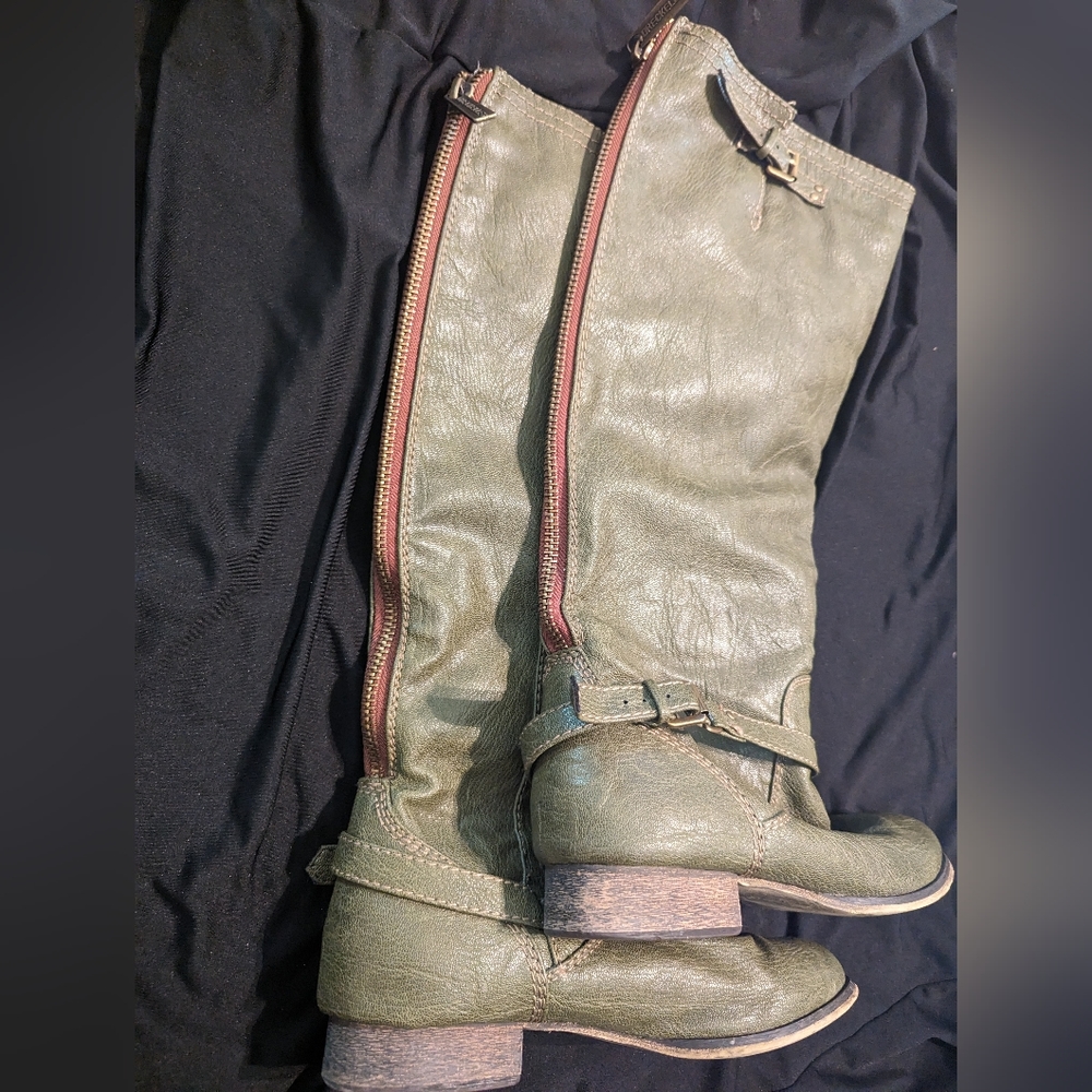 Winter Boots - Picture 2 of 3